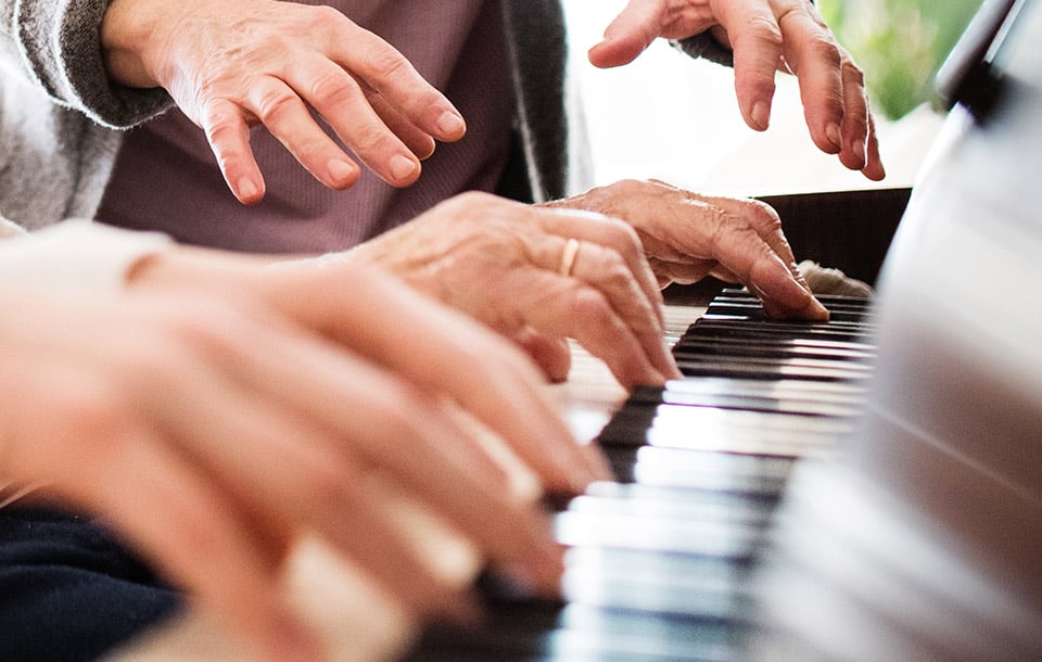 hands playing piano